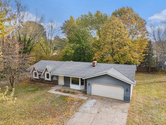 1875 W 32nd St, Holland, MI 49423
