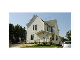 318 W 3rd St, Monticello, IA 52310