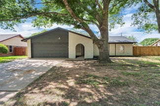 1302 Cindy Ct, Cleburne, TX 76033
