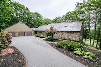 15 Inverness Rd, Falmouth, ME 04105