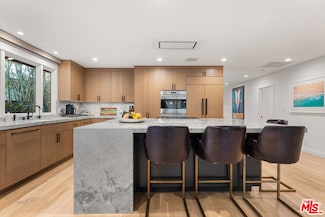 3355 Alana Dr, Sherman Oaks, CA 91403