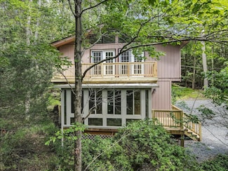 169 Sportsmen Dr, Cresco, PA 18326