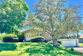 105 Fairview Dr, Wellman, IA 52356