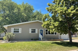 1214 S Mccoy St, Aberdeen, SD 57401