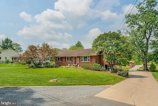 17447 Lakefield Rd, Round Hill, VA 20141