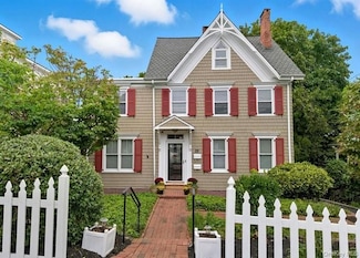 22 School St, Oyster Bay, NY 11771