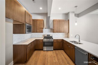851 E 2nd St, Des Moines, IA 50309