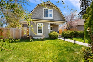 122 SW 10th St, Redmond, OR 97756