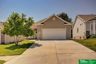 9219 Hillcrest Dr, La Vista, NE 68128