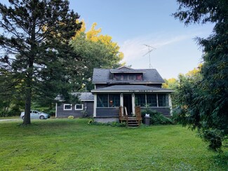 5434 2nd St, Pentwater, MI 49449