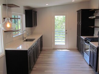 135 Ventura Ave, Oak View, CA 93022