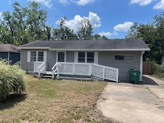 905 N Arcola St, Angleton, TX 77515