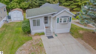 2757 Owens Dr Unit 97, Houghton Lake, MI 48629