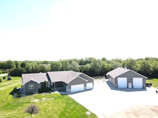 25066 Alex Ct, Mitchell, SD 57301