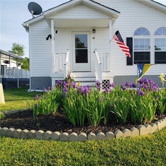 41 Blackbird St, Tiverton, RI 02878