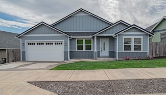 1020 Azure Way, Eagle Point, OR 97524