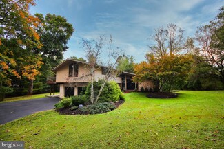 8 Forest Lake Dr, Media, PA 19063