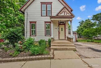 566 Raymond St, Elgin, IL 60120