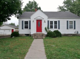 208 Cheyenne Ave, Hiawatha, KS 66434
