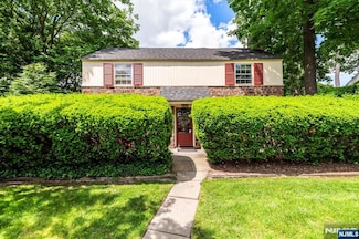 685 Sunset Rd, Teaneck, NJ 07666
