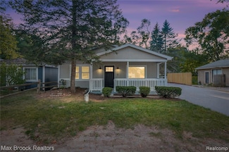 3187 Woodlawn St, Commerce Township, MI 48390