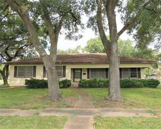 301 E Strand St, El Campo, TX 77437