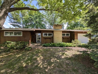 1437 S Plum Ave, Freeport, IL 61032