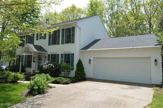323 Cedar Manor Dr, Mountain Top, PA 18707