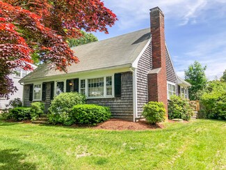 9 Montauk St, Teaticket, MA 02536