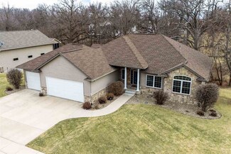 935 Oak Park Ct, Robins, IA 52328