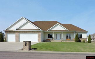 149 Hidden Oaks Cir, Mankato, MN 56001