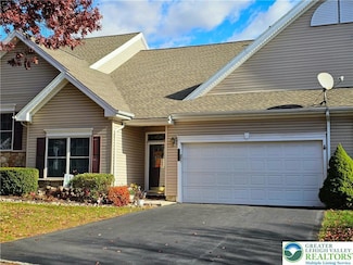 5 Canterbury Ln, Easton, PA 18045