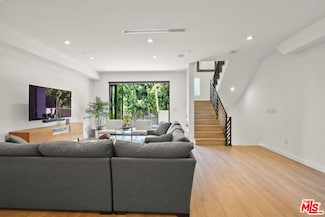 926 N Ridgewood Place, Los Angeles, CA 90038
