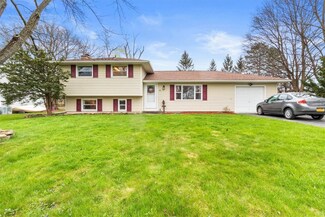 8 Gloucester Cir, Rochester, NY 14623