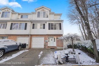 15 Spruce Ln, Staten Island, NY 10309