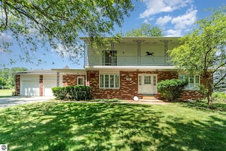 310 Devon Dr, Saint Louis, MI 48880