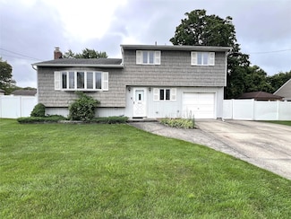 11 Starfire Dr, Centereach, NY 11720