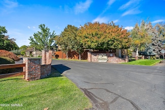 13 Crest Cir, Yakima, WA 98908