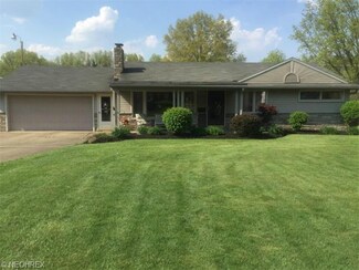 6080 Mccartney Rd, Lowellville, OH 44436