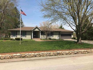 916 W 8th St, Rochester, IN 46975