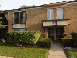 18447 University Park Dr, Livonia, MI 48152