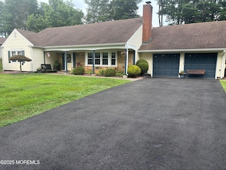 40 Smallwood Ln, Manalapan, NJ 07726