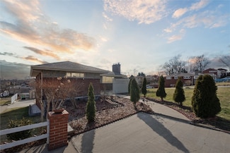 488 MacAssar Dr, Pittsburgh, PA 15236