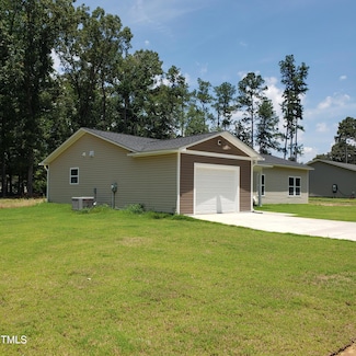 142 Marathon Ln, Fayetteville, NC 28304