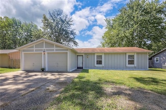 14110 S Summertree Ln, Olathe, KS 66062