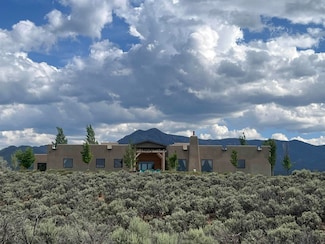 8 Golf Course Dr, Ranchos de Taos, NM 87557