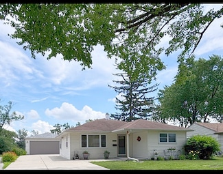 2902 Cardinal Dr, Rolling Meadows, IL 60008