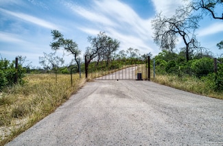 3044 County Road 2615, Rio Medina, TX 78066