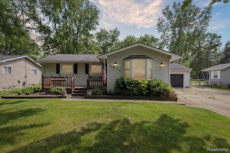 6279 Woodsdale Dr, Grand Blanc, MI 48439