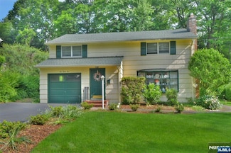 151 Bergen Ave, Waldwick, NJ 07463